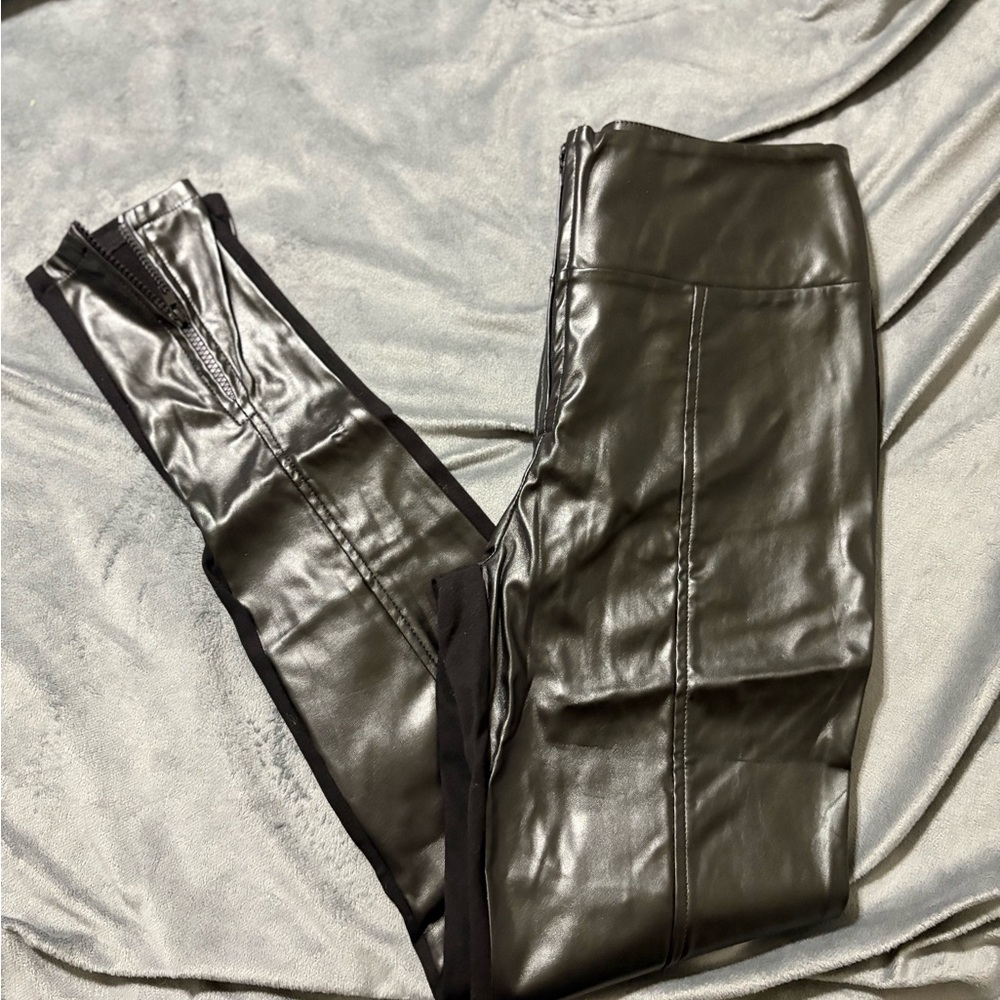 Flamingo Urban Ankle Pants in Metallic Black